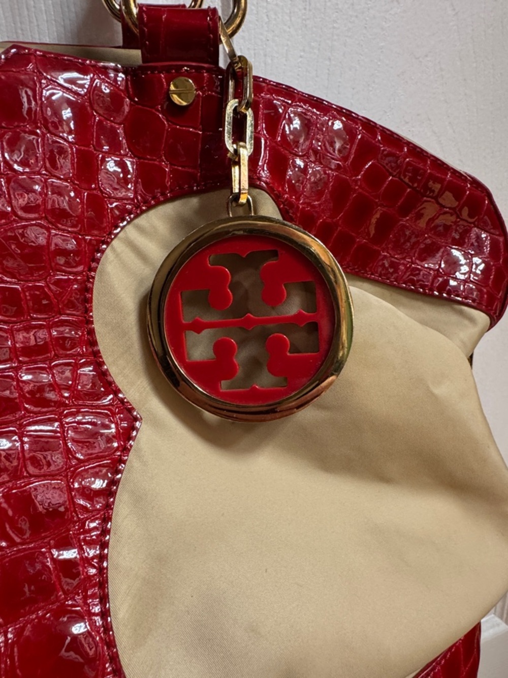 Tory Burch Red Croc-Embossed & Cream Shoulder Bag with Logo Charm - Picture 2 of 4